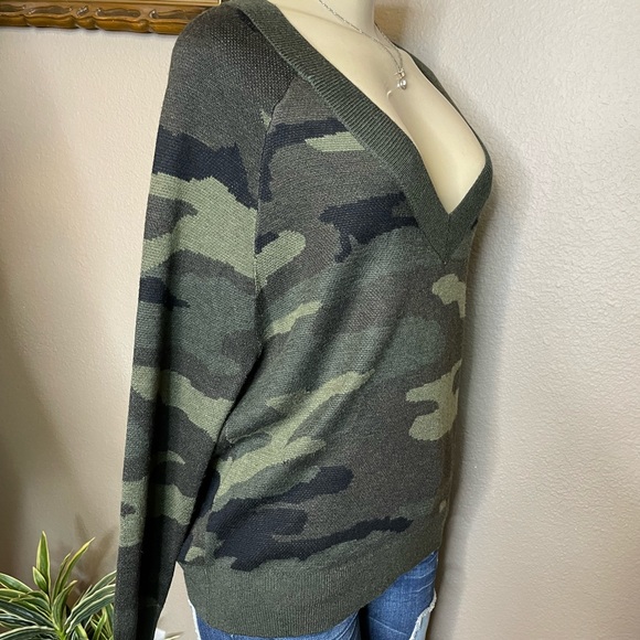 💚Great USED Condition John + Jenn wool V Neck Top - Picture 4 of 8